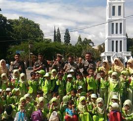 Memberikan Pemahaman kepada anak -anak TK