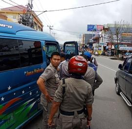 Penindakan terhadap pengemudi kendaraan umum yg ngetem di terminal bayangan simpang Aur