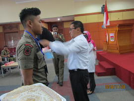 Pemakaian tanda pengenal peserta Bimtek Satpol PP secara simbolis oleh Bapak Walikota Bukittinggi