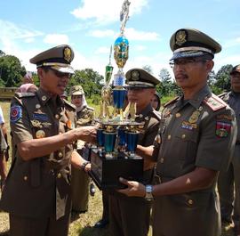 Kasat Pol.PP Kota Bukittinggi ,Drs. Syafnir,M.M menerima penghargaan dari Gubernur Sumbar sebagai...