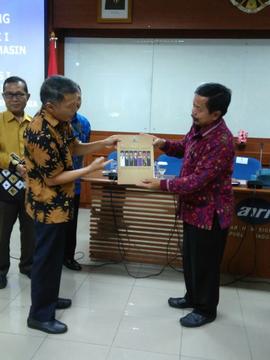 Foto 09. Tukar Cendra Mata dari  Dinas Perpustakaan &amp; Kearsipan Kota Surabaya ke Ketua Komisi...