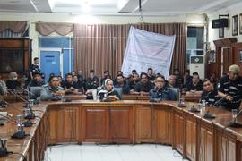 kegiatan demo jalan minangkabau tentang keberatan terhadap proses tender awning