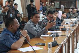 kegiatan demo jalan minangkabau tentang keberatan terhadap proses tender awning